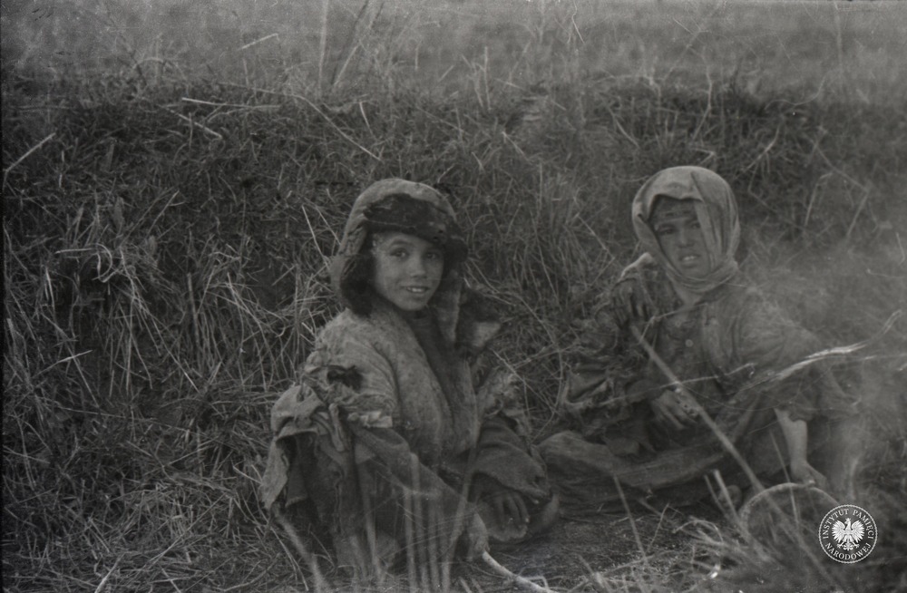 Ze szlaku armii gen. Andersa – dzieci na nieludzkiej rosyjskiej ziemi. Autor fotografii: Tadeusz Mąkosza. Zdjęcie do zasobu IPN zostało przekazane w ramach daru prywatnego przez p. Kazimierza Mąkoszę. Fot. z zasobu IPN