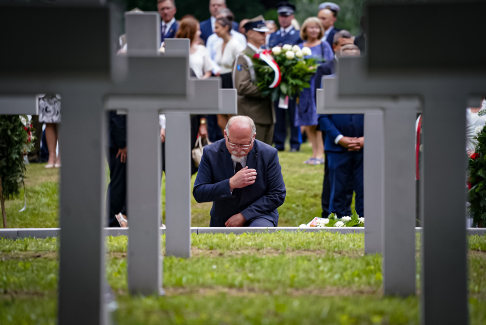 Uroczystość upamiętniająca polskie ofiary niemieckich zbrodni w Pomiechówku. Na zdj. dyrektor BUWiM IPN Adam Siwek – 27 lipca 2025. Fot. Mateusz Niegowski (IPN)