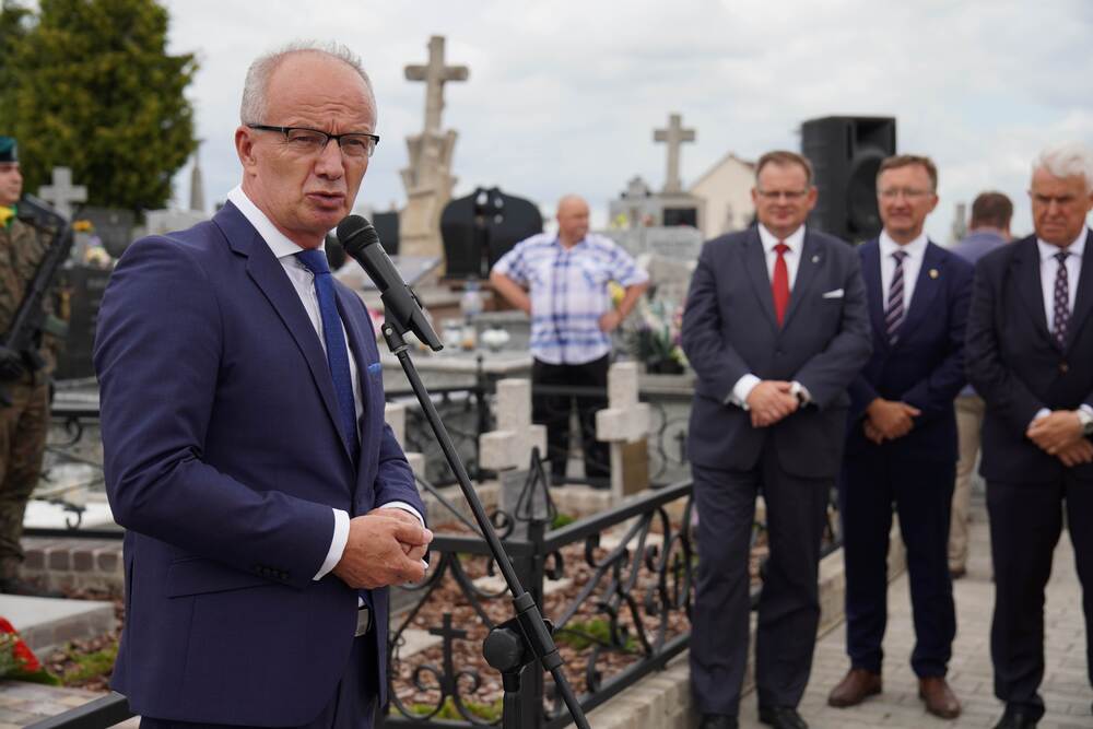 Uroczystości patriotyczne w Łabuniach – 28 lipca 2025. Na zdj. zastępca prezesa IPN dr hab. Krzysztof Szwagrzyk. Fot. Dominik Borek (IPN)