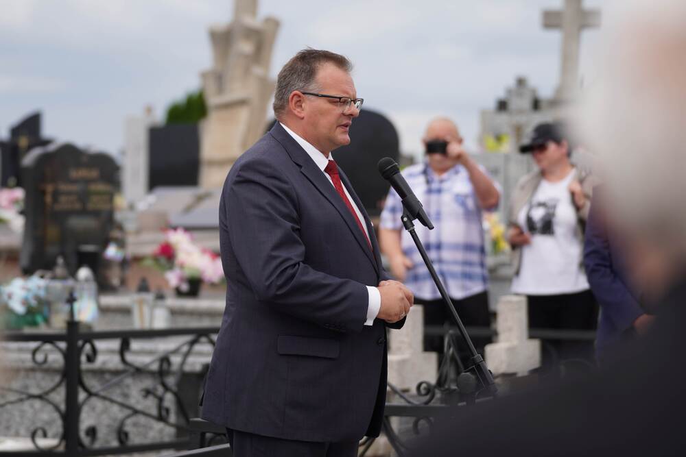 Uroczystości patriotyczne w Łabuniach – 28 lipca 2025. Fot. Uroczystości patriotyczne w Łabuniach – 28 lipca 2025. Na zdj. doradca prezesa IPN Jan Józef Kasprzyk. Fot. Dominik Borek (IPN)Borek (IPN)