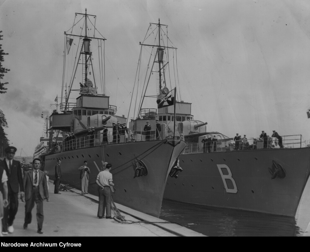 Niszczyciele ORP „Burza” i ORP „Wicher” zacumowane przy nadbrzeżu. Fot. NAC