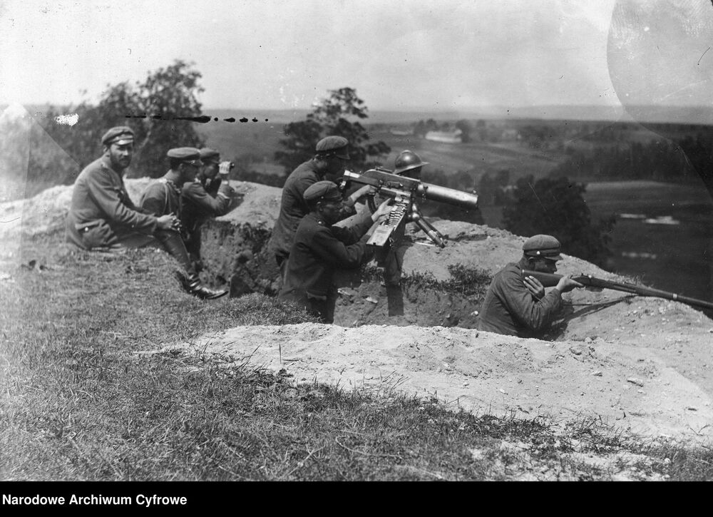 Polscy żołnierze z ciężkim karabinem maszynowym Schwarzlose wz. 07/12 na stanowisku bojowym podczas wojny polsko-bolszewickiej. Widoczny żołnierz celujący z karabinu Mannlicher M1895. Fot. NAC
