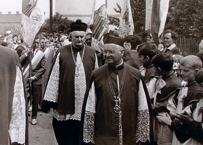 Ksiądz Roman Zelek (w środku) w czasie wizytacji parafii Świętego Krzyża w Kielcach, 2 VI 1983 r. (fot. ze zbiorów Archiwum Diecezjalnego w Kielcach)