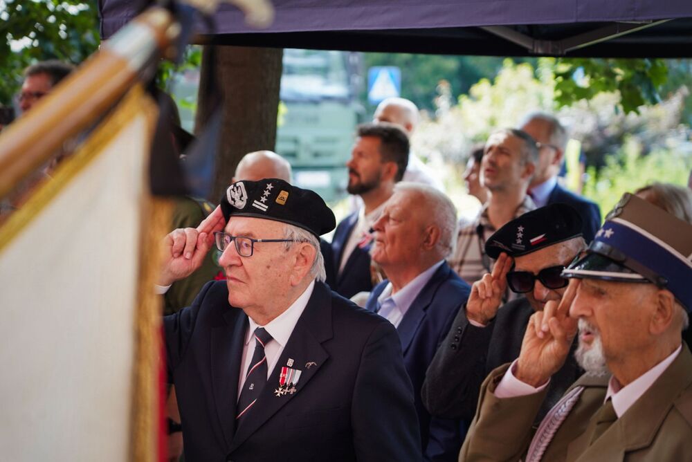 Złożenie kwiatów pod tablicą upamiętniającą podpisanie przez płk. Antoniego Chruściela „Montera” rozkazu rozpoczęcia Powstania Warszawskiego – Warszawa, 1 sierpnia 2025. Fot. Mateusz Niegowski (IPN)