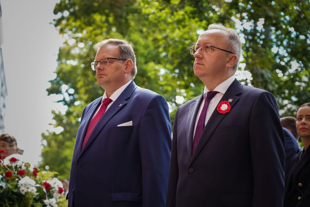 Złożenie kwiatów pod tablicą upamiętniającą podpisanie przez płk. Antoniego Chruściela „Montera” rozkazu rozpoczęcia Powstania Warszawskiego – Warszawa, 1 sierpnia 2025. Na fot. od prawej zastępca prezesa IPN dr hab. Karol Polejowski oraz doradca prezesa IPN Jan Józef Kasprzyk. Fot. Mateusz Niegowski (IPN)