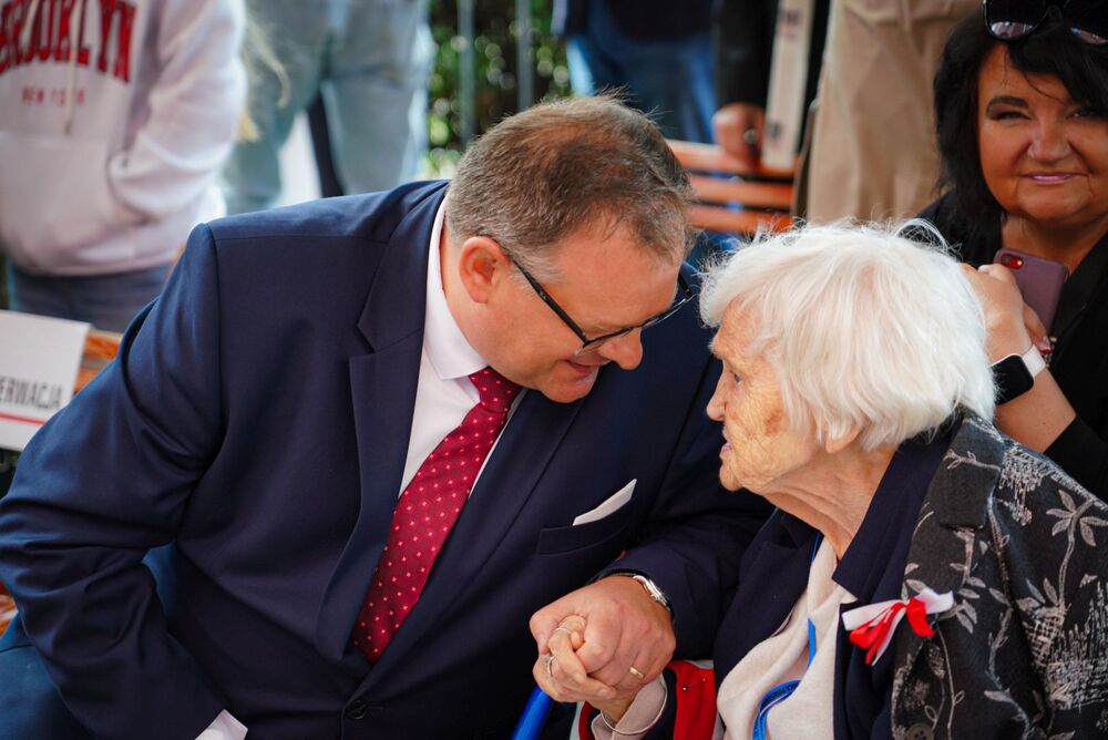 Złożenie kwiatów pod tablicą upamiętniającą podpisanie przez płk. Antoniego Chruściela „Montera” rozkazu rozpoczęcia Powstania Warszawskiego – Warszawa, 1 sierpnia 2025. Fot. Mateusz Niegowski (IPN)