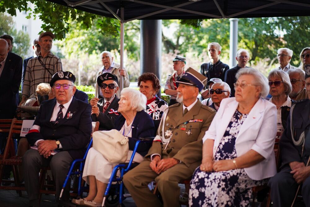 Złożenie kwiatów pod tablicą upamiętniającą podpisanie przez płk. Antoniego Chruściela „Montera” rozkazu rozpoczęcia Powstania Warszawskiego – Warszawa, 1 sierpnia 2025. Fot. Mateusz Niegowski (IPN)