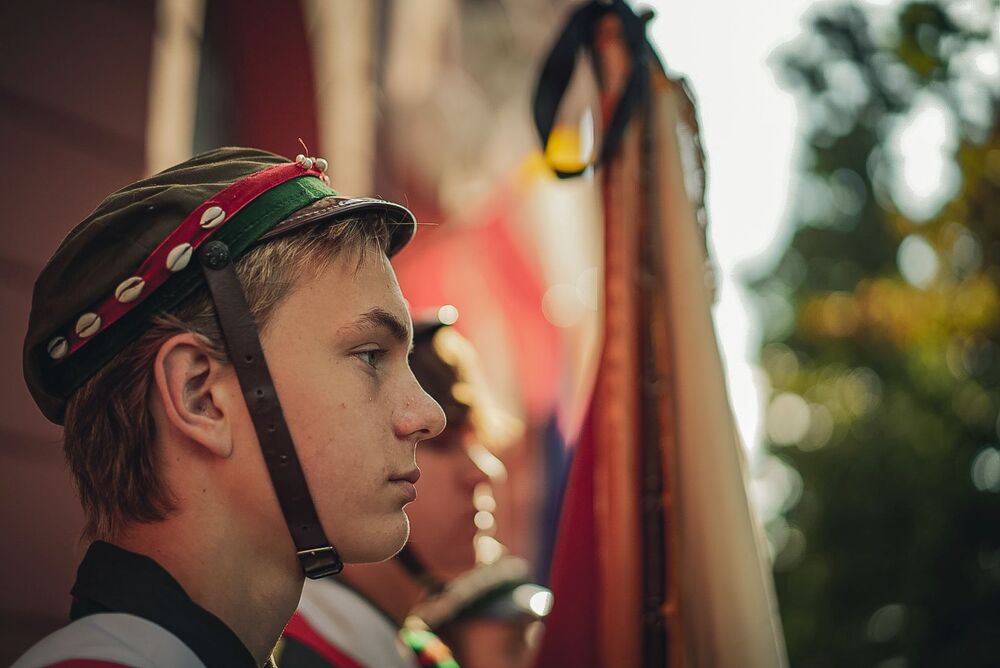 Złożenie kwiatów pod tablicą upamiętniającą podpisanie przez płk. Antoniego Chruściela „Montera” rozkazu rozpoczęcia Powstania Warszawskiego – Warszawa, 1 sierpnia 2025. Fot. Mateusz Niegowski (IPN)