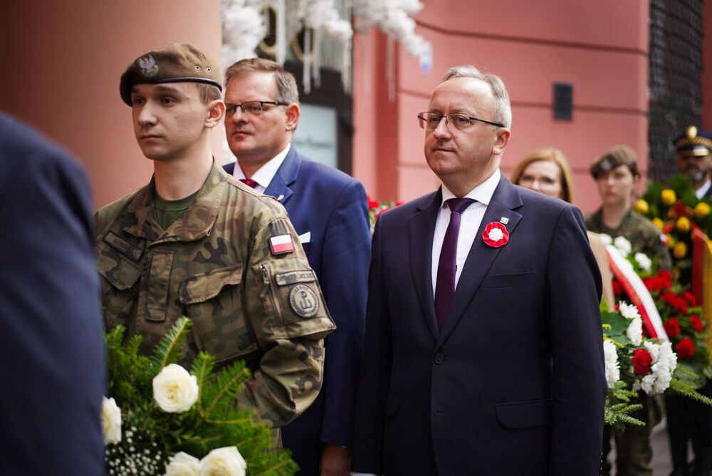 Złożenie kwiatów pod tablicą upamiętniającą podpisanie przez płk. Antoniego Chruściela „Montera” rozkazu rozpoczęcia Powstania Warszawskiego – Warszawa, 1 sierpnia 2025. Fot. Mateusz Niegowski (IPN)