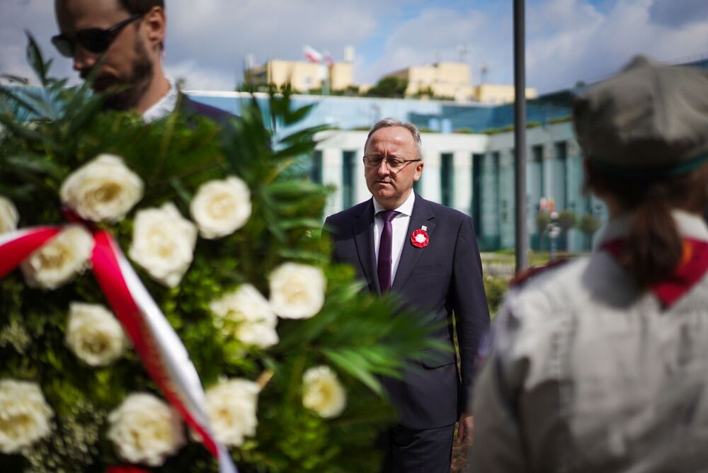 Złożenie kwiatów pod pomnikiem „Kobietom Powstania Warszawskiego” – Warszawa, 1 sierpnia 2025. Na zdj. zastępca prezesa IPN dr hab. Karol Polejowski. Fot. Mateusz Niegowski (IPN)