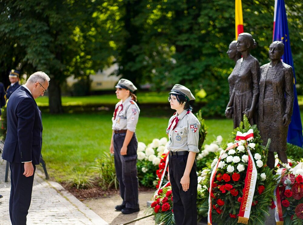 Złożenie kwiatów pod pomnikiem „Kobietom Powstania Warszawskiego” – Warszawa, 1 sierpnia 2025. Fot. Mateusz Niegowski (IPN)