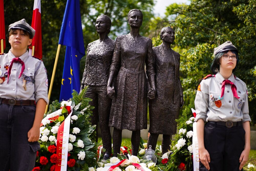 Złożenie kwiatów pod pomnikiem „Kobietom Powstania Warszawskiego” – Warszawa, 1 sierpnia 2025. Fot. Mateusz Niegowski (IPN)