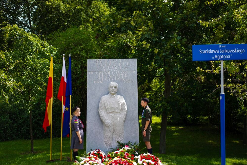 Złożenie kwiatów pod pomnikiem Stanisława Jankowskiego „Agatona” – Warszawa, 1 sierpnia 2025. Fot. Mateusz Niegowski (IPN)