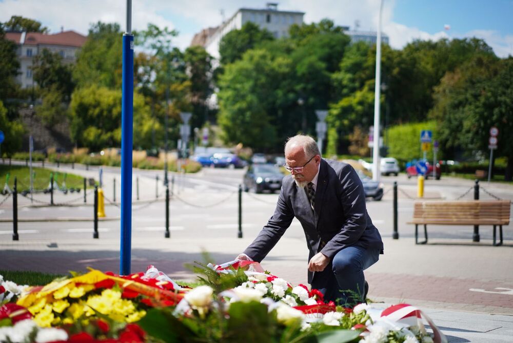 Złożenie kwiatów pod pomnikiem Stanisława Jankowskiego „Agatona” – Warszawa, 1 sierpnia 2025. Na zdj. dyrektor Biura Upamiętniania Walk i Męczeństwa Adam Siwek. Fot. Mateusz Niegowski (IPN)