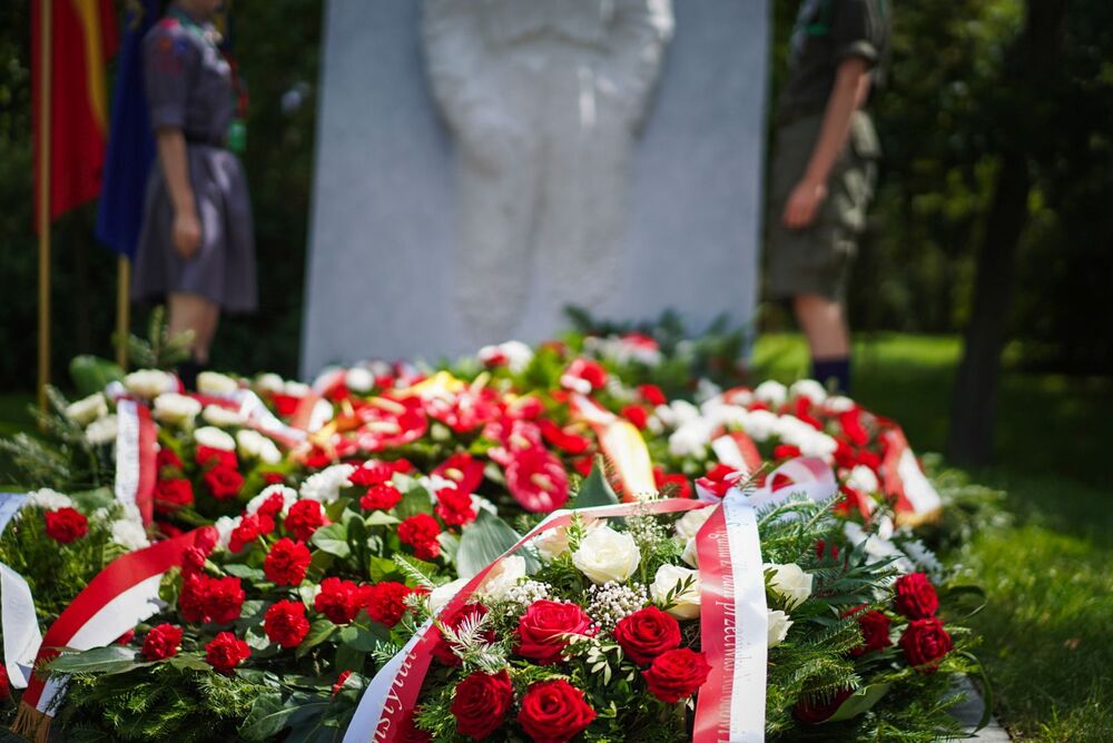 Złożenie kwiatów pod pomnikiem Stanisława Jankowskiego „Agatona” – Warszawa, 1 sierpnia 2025. Fot. Mateusz Niegowski (IPN)