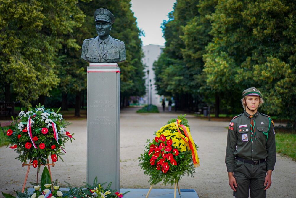 Złożenie kwiatów pod pomnikiem gen. Zbigniewa Ścibor-Rylskiego „Motyla” – Warszawa, 1 sierpnia 2025. Fot. Mateusz Niegowski (IPN)