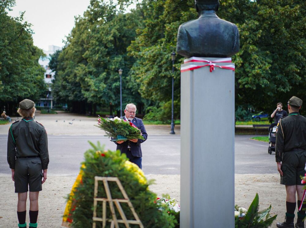 Złożenie kwiatów pod pomnikiem gen. Zbigniewa Ścibor-Rylskiego „Motyla” – Warszawa, 1 sierpnia 2025. Fot. Mateusz Niegowski (IPN)