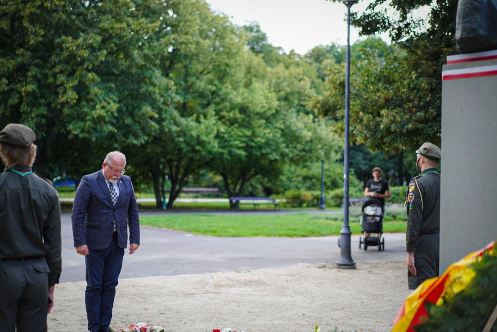 Złożenie kwiatów pod pomnikiem gen. Zbigniewa Ścibor-Rylskiego „Motyla” – Warszawa, 1 sierpnia 2025. Na zdj. dyrektor Biura Upamiętniania Walk i Męczeństwa Adam Siwek. Fot. Mateusz Niegowski (IPN)