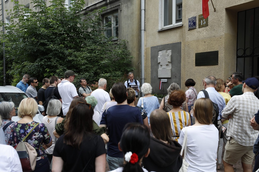 Spacer „Nie tylko Zieleniak. Śladami zbrodni na ludności cywilnej powstańczej Ochoty”. Warszawa, 2 sierpnia 2025 r. Fot. Krzysztof Kapłon (IPN)