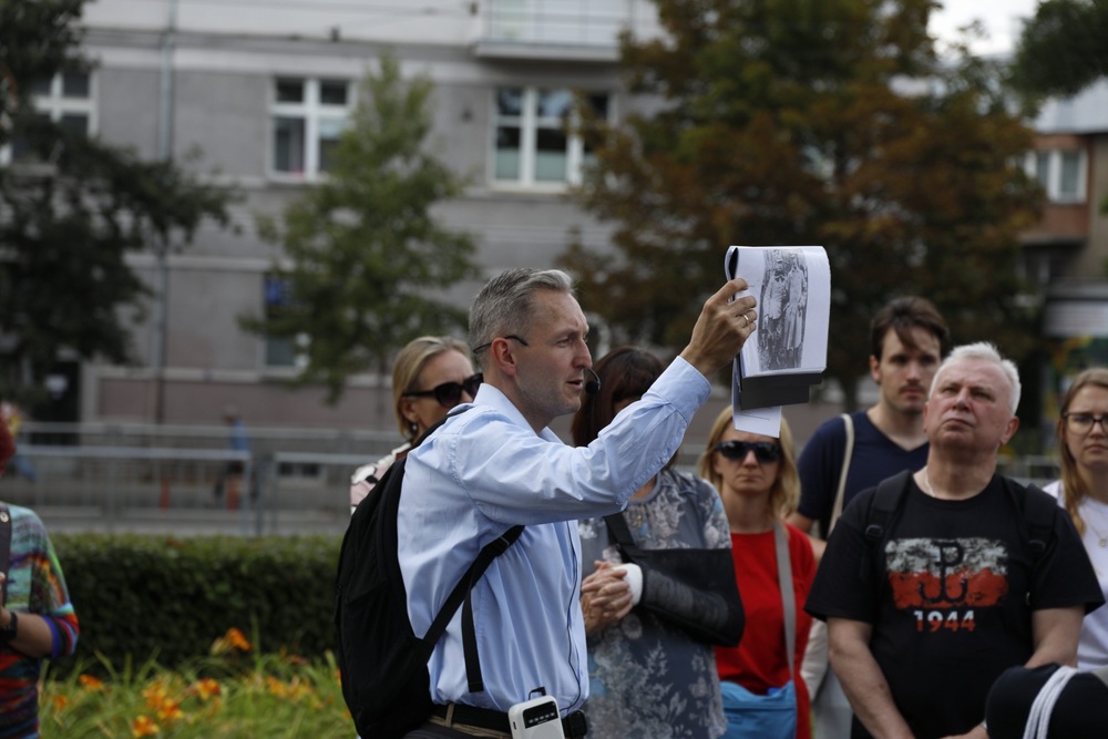 Spacer historyczny „Nie tylko »Zieleniak«. Śladami zbrodni na ludności cywilnej powstańczej Ochoty” – Warszawa, 2 sierpnia 2025. Fot. Krzysztof Kapłon (IPN)