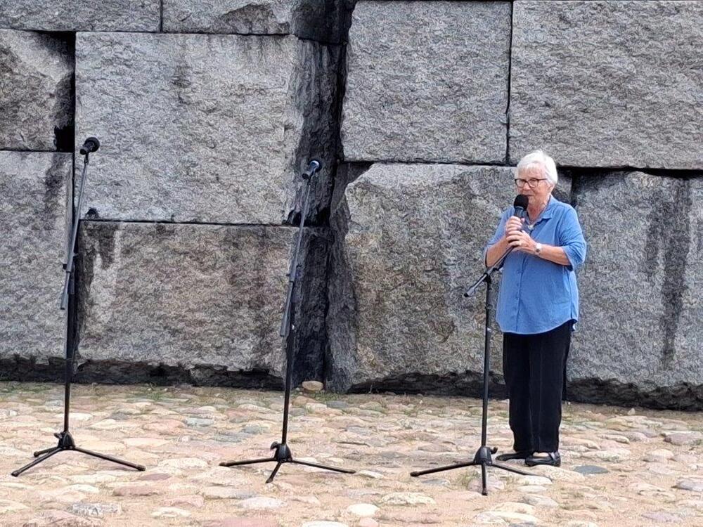 Uroczystości w związku z 82. rocznicą buntu więźniów obozu śmierci w Treblince. Na zdj. Ada Krystyna Willenberg – 4 sierpnia 2025. Fot. Blanka Kamińska-Pienkos (IPN)