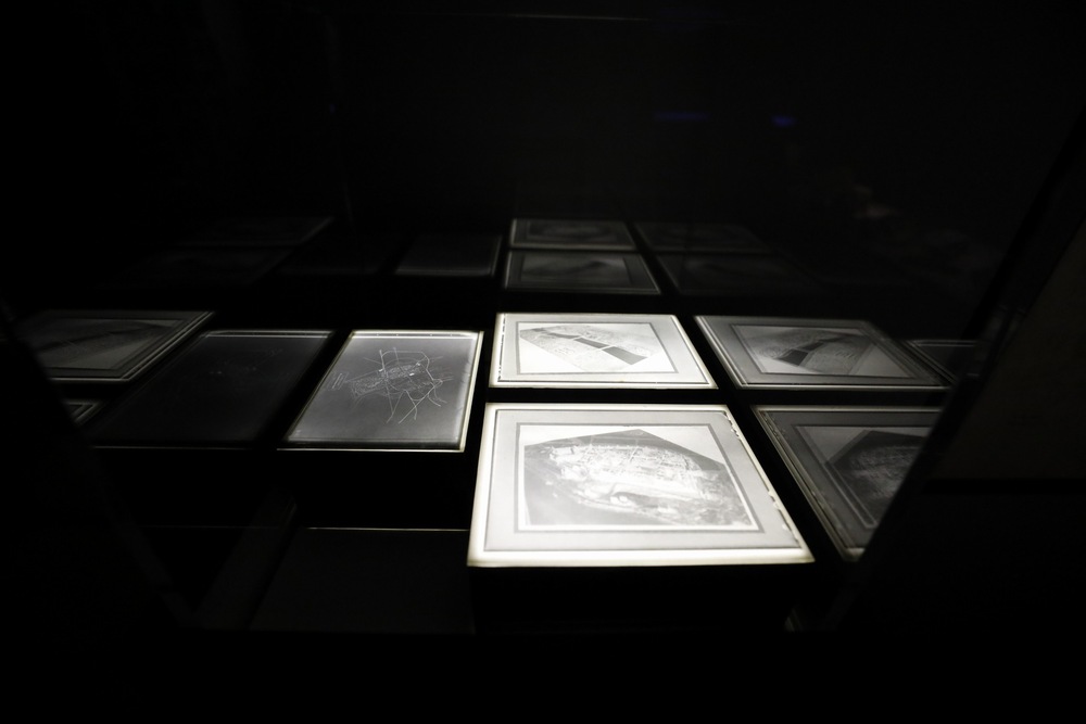 Wernisaż wystawy „Zamordowane miasto. Reliefy Marii Hiszpańskiej-Neumann” – Warszawa, 4 sierpnia 2025 r. Fot. Krzysztof Kapłon (IPN)