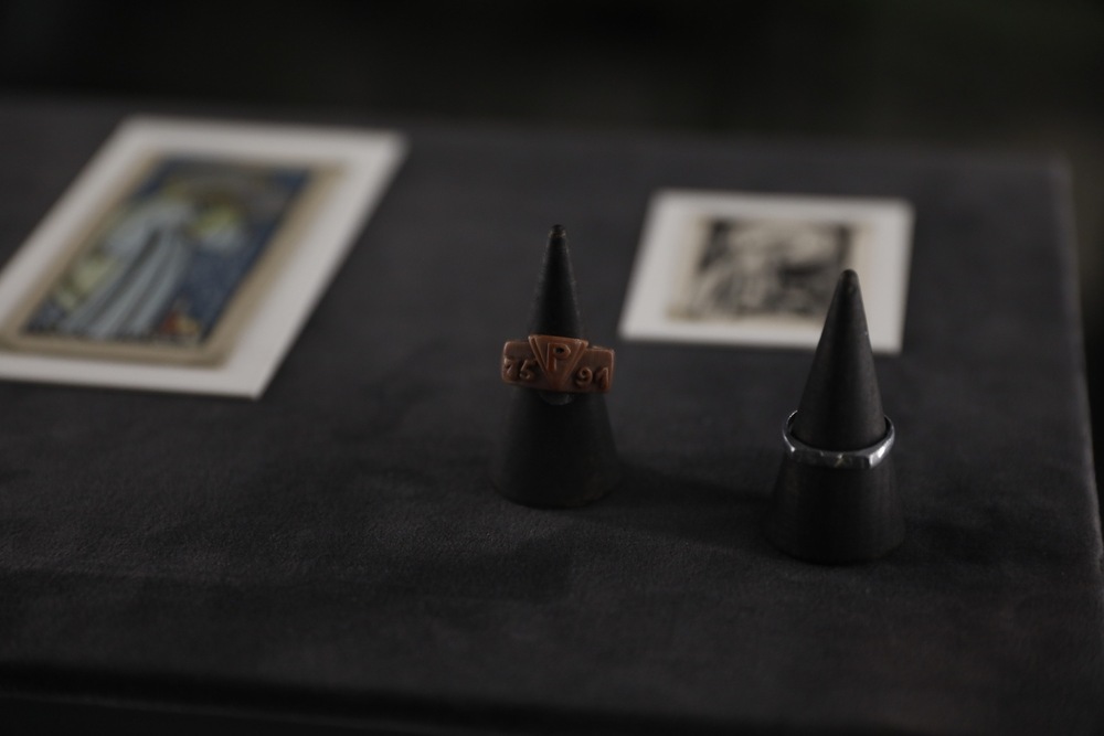 Wernisaż wystawy „Zamordowane miasto. Reliefy Marii Hiszpańskiej-Neumann” – Warszawa, 4 sierpnia 2025 r. Fot. Krzysztof Kapłon (IPN)