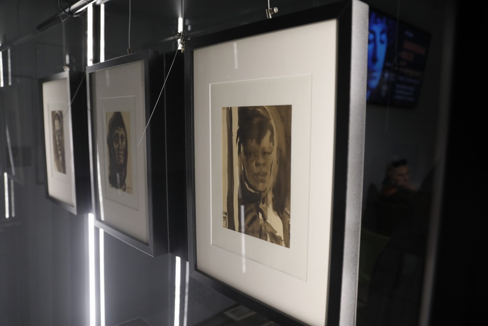 Wernisaż wystawy „Zamordowane miasto. Reliefy Marii Hiszpańskiej-Neumann” – Warszawa, 4 sierpnia 2025 r. Fot. Krzysztof Kapłon (IPN)