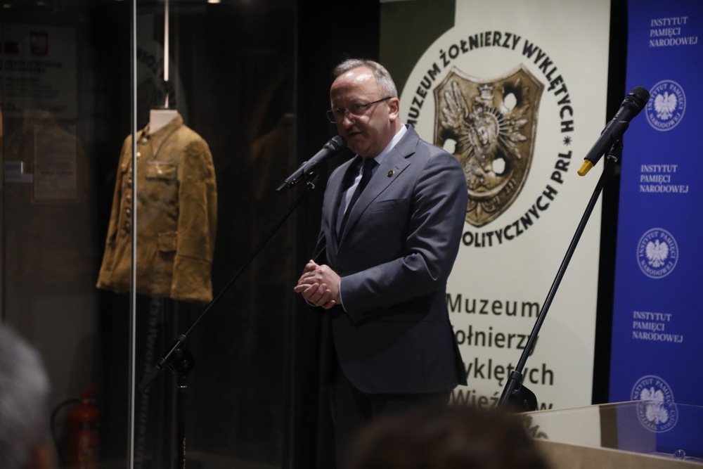 Wernisaż wystawy „Zamordowane miasto. Reliefy Marii Hiszpańskiej-Neumann”. Przemawia zastępca prezesa IPN dr hab. Karol Polejowski – Warszawa, 4 sierpnia 2025 r. Fot. Krzysztof Kapłon (IPN)