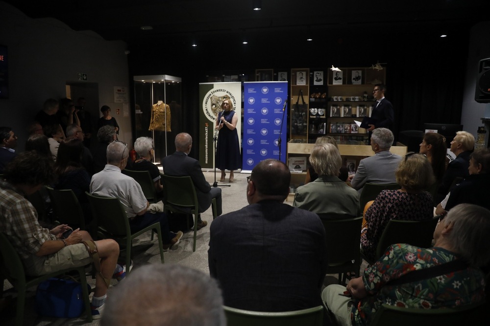 Wernisaż wystawy „Zamordowane miasto. Reliefy Marii Hiszpańskiej-Neumann” – Warszawa, 4 sierpnia 2025 r. Fot. Krzysztof Kapłon (IPN)