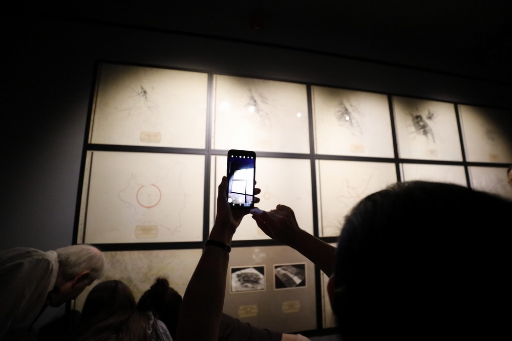 Wernisaż wystawy „Zamordowane miasto. Reliefy Marii Hiszpańskiej-Neumann” – Warszawa, 4 sierpnia 2025 r. Fot. Krzysztof Kapłon (IPN)