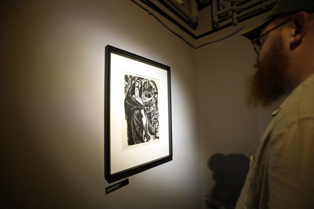 Wernisaż wystawy „Zamordowane miasto. Reliefy Marii Hiszpańskiej-Neumann” – Warszawa, 4 sierpnia 2025 r. Fot. Krzysztof Kapłon (IPN)