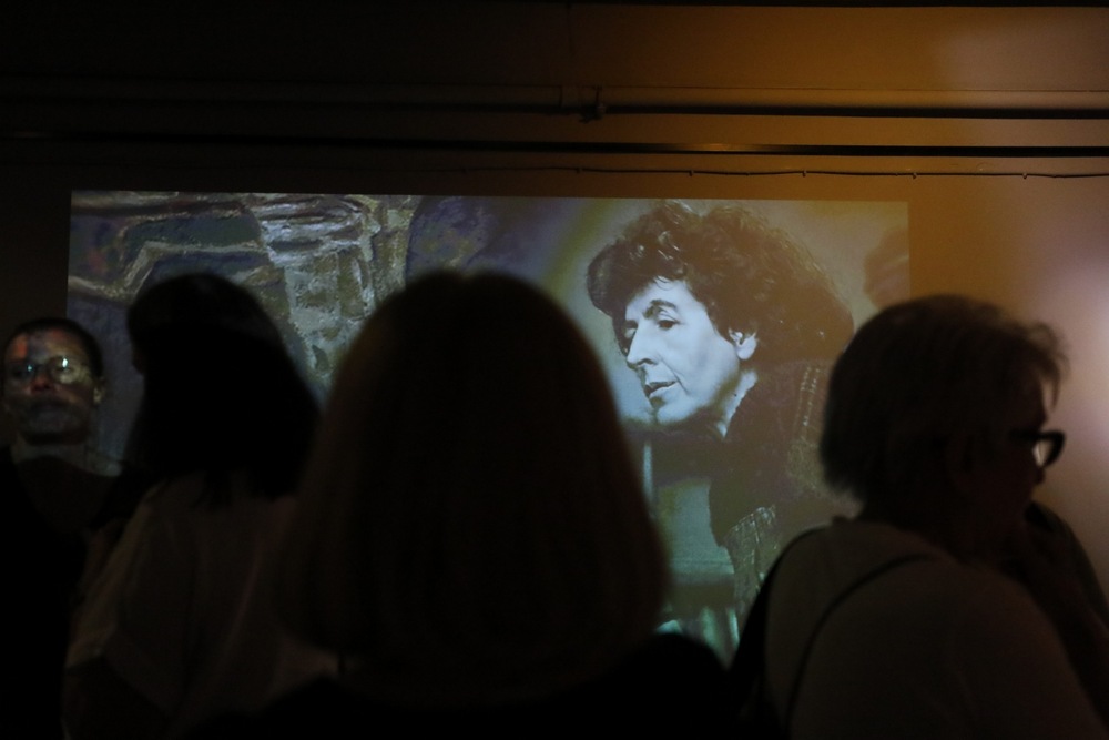 Wernisaż wystawy „Zamordowane miasto. Reliefy Marii Hiszpańskiej-Neumann” – Warszawa, 4 sierpnia 2025 r. Fot. Krzysztof Kapłon (IPN)