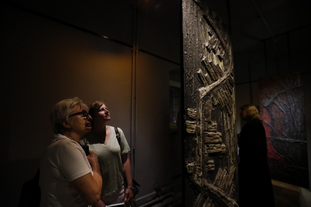 Wernisaż wystawy „Zamordowane miasto. Reliefy Marii Hiszpańskiej-Neumann” – Warszawa, 4 sierpnia 2025 r. Fot. Krzysztof Kapłon (IPN)