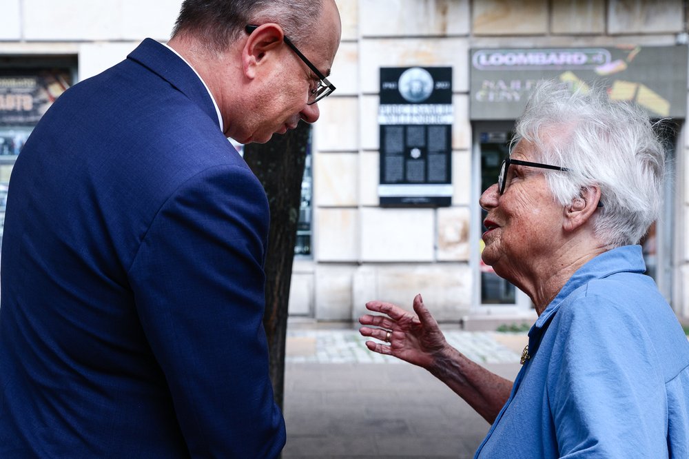 Uroczystość złożenia kwiatów pod tablicą Pereca i Samuela Willenbergów. Na zdjęciu Ada Willenberg i zastępca prezesa IPN dr Mateusz Szpytma – Warszawa, 4 sierpnia 2025 r. Fot. Sławek Kasper (IPN)