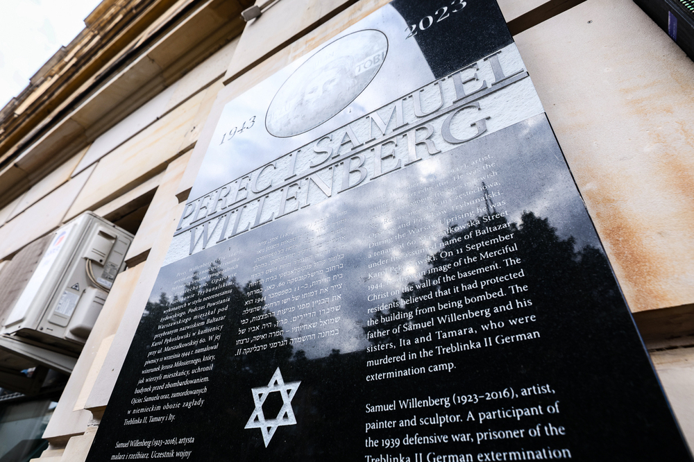 Uroczystość złożenia kwiatów pod tablicą Pereca i Samuela Willenbergów – Warszawa, 4 sierpnia 2025 r. Fot. Sławek Kasper (IPN)