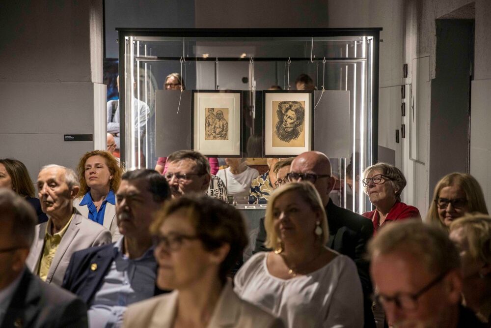 Wystawa „Zamordowane miasto. Reliefy Marii Hiszpańskiej-Neumann” – Warszawa, 4 sierpnia 2025. Fot. Katarzyna Adamów (IPN)