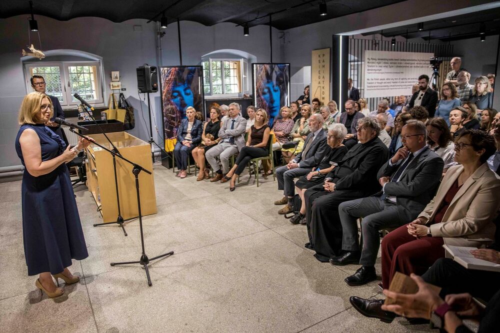 Wystawa „Zamordowane miasto. Reliefy Marii Hiszpańskiej-Neumann” – Warszawa, 4 sierpnia 2025. Fot. Katarzyna Adamów (IPN)