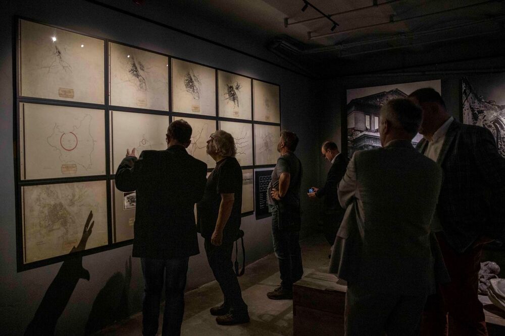 Wystawa „Zamordowane miasto. Reliefy Marii Hiszpańskiej-Neumann” – Warszawa, 4 sierpnia 2025. Fot. Katarzyna Adamów (IPN)