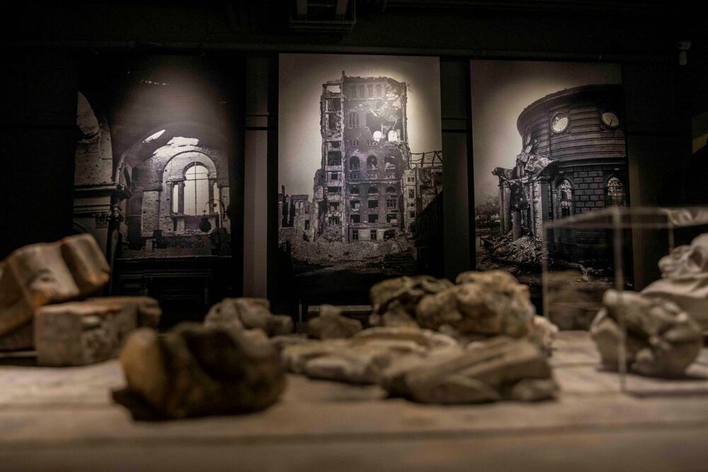 Wystawa „Zamordowane miasto. Reliefy Marii Hiszpańskiej-Neumann” – Warszawa, 4 sierpnia 2025. Fot. Katarzyna Adamów (IPN)