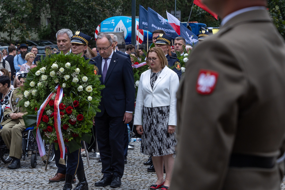 Upamiętniliśmy mieszkańców Warszawy – ofiary niemieckiej rzezi Woli. Na zdj. od lewej: dyrektor BEN dr Adam Pleskaczyński, zastępca prezesa IPN dr hab. Karol Polejowski i dyrektor AIPN Marzena Kruk – 5 sierpnia 2025. Fot. Sławek Kasper (IPN)