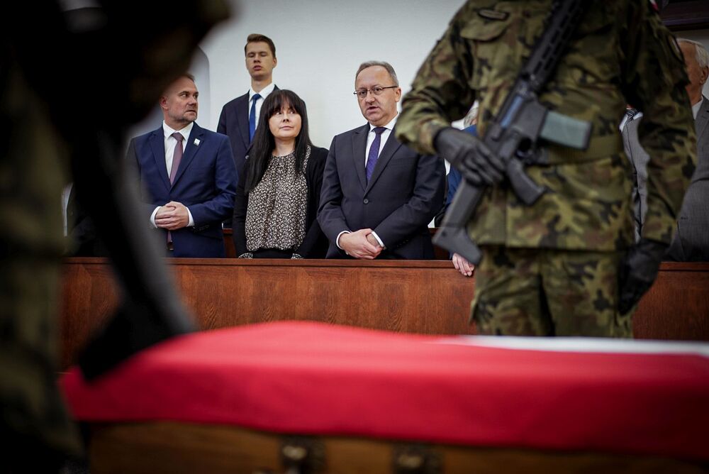 Uroczystości pogrzebowe Tadeusza Kwiecińskiego ps. Sosna – Bydgoszcz, 7 sierpnia 2025. Na zdj. od prawej: dr hab. Karol Polejowski, Joanna Sulej-Piskorz, dr Marek Szymaniak. Fot. Mateusz Niegowski (IPN)