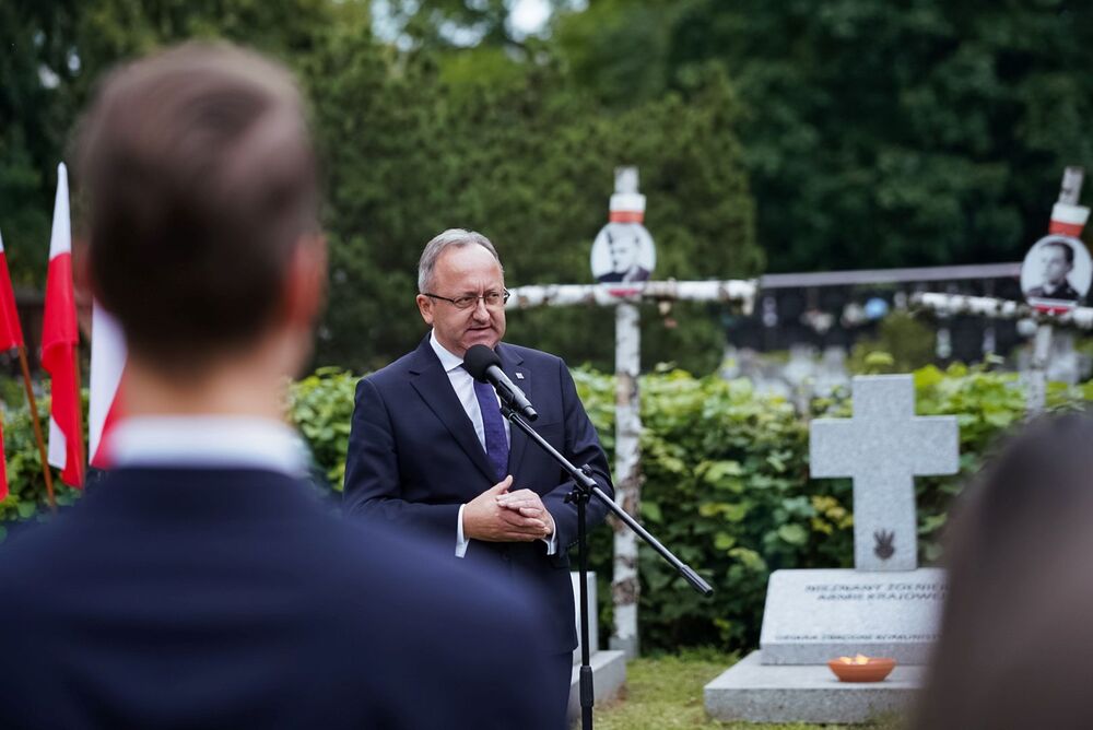 Uroczystości pogrzebowe Tadeusza Kwiecińskiego ps. Sosna – Bydgoszcz, 7 sierpnia 2025. Na zdj. zastępca prezesa IPN dr hab. Karol Polejowski. Fot. Mateusz Niegowski (IPN)