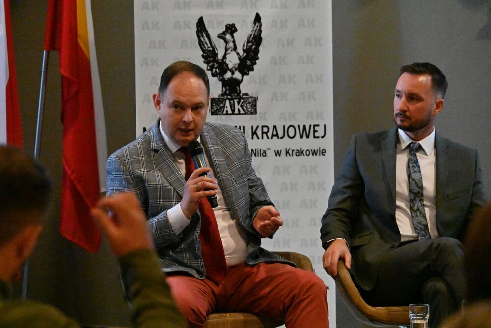 Finisaż wystawy „Stanisław Mierzwa”. Na zdj. od lewej: Paweł Zielony i Radosław Kurek – Kraków, 12 sierpnia 2025. Fot. Janusz Ślęzak (IPN)