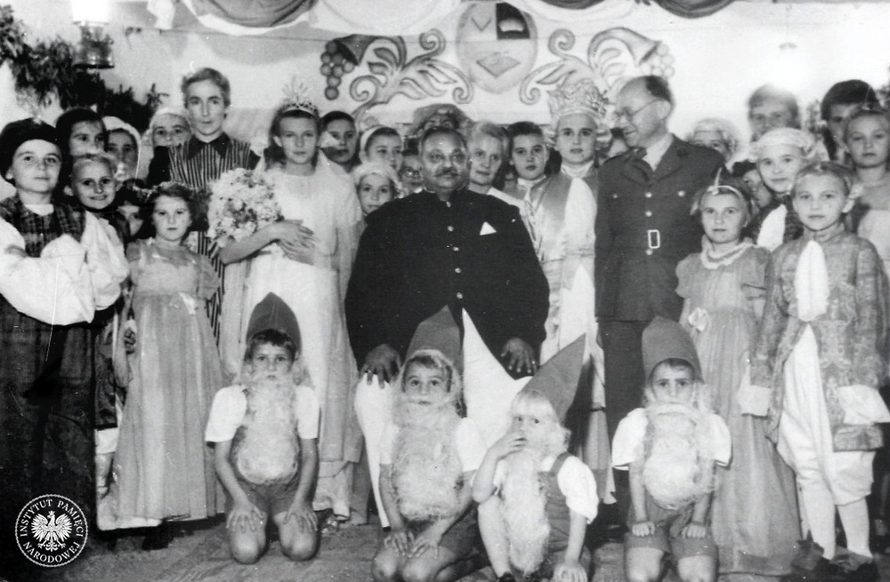 Dzieci z maharadżą w czasie przedstawienia. Zdjęcie pochodzące ze znajdującego się w zasobie Archiwum IPN w Warszawie zespołu: Koło Polaków z Indii 1942-1948 (fot. z zasobu IPN, sygn. IPN BU 4042/335)