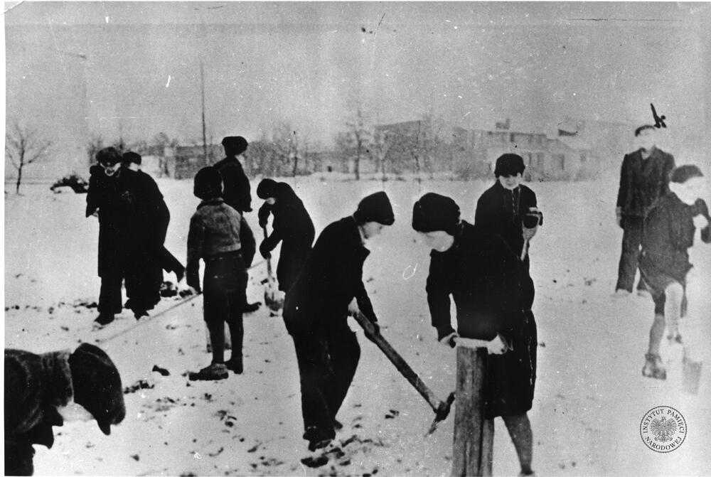 Dzieci - więźniowie obozu dla dzieci i młodzieży polskiej przy ul. Przemysłowej w Łodzi, wykonujące prace terenowe,  z zasobu AIPN, sygn. IPNLd-1-2-26-20
