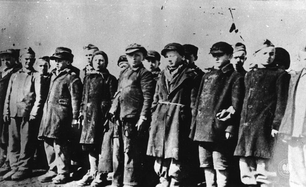 Dzieci - więźniowie obozu dla dzieci i młodzieży polskiej przy ul. Przemysłowej w Łodzi - w trakcie apelu, z zasobu AIPN, sygn. IPNLd-1-2-26-10