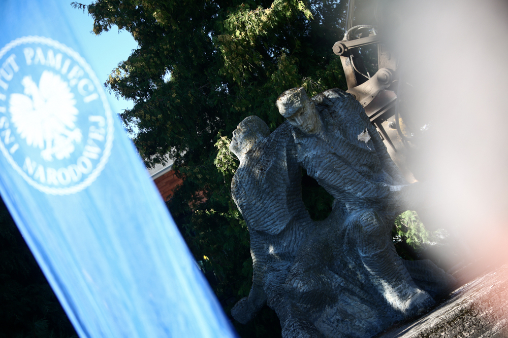 Demontaż sowieckiego obiektu propagandowego w Płotach – 18 sierpnia 2025. Fot. Sławek Kasper (IPN)