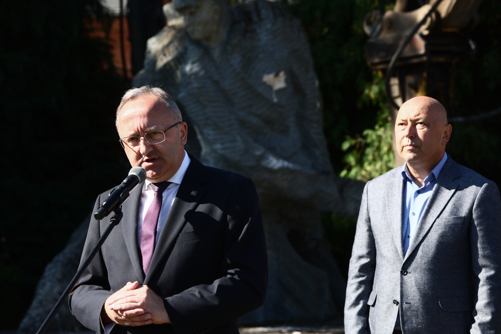 Demontaż sowieckiego obiektu propagandowego w Płotach. Na zdj od lewej:. zastępca prezesa IPN dr hab. Karol Polejowski i burmistrz miasta Płoty Szymon Klimko – 18 sierpnia 2025. Fot. Sławek Kasper (IPN)