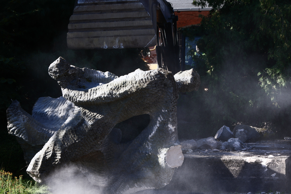 Demontaż sowieckiego obiektu propagandowego w Płotach – 18 sierpnia 2025. Fot. Sławek Kasper (IPN)